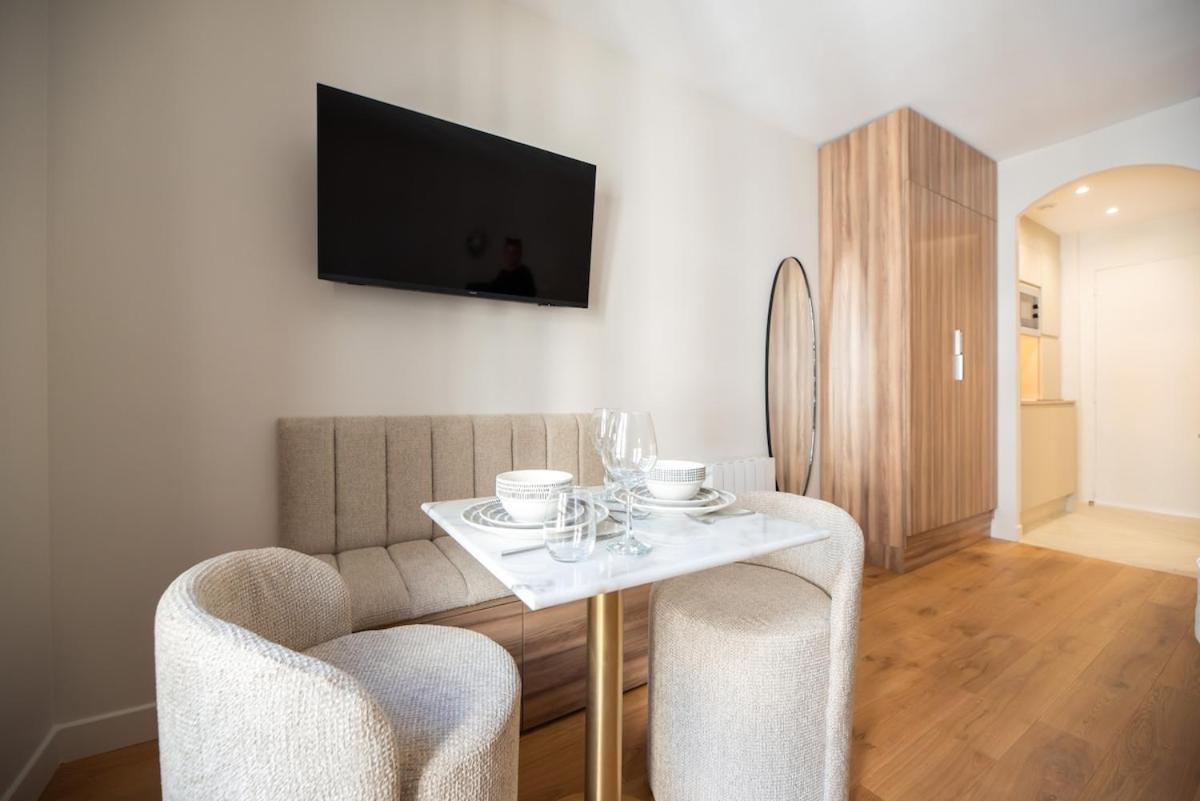 Charming Parisian Flat By Champs Elysées * Parigi